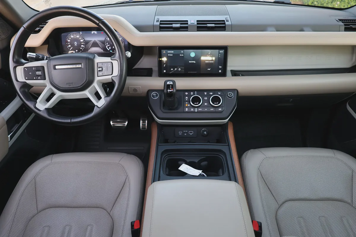 LAND ROVER DEFENDER 90 HSE ( P400 ) - GCC SPECS - ACCIDENT FREE - FULL SERVICE HISTORY --14-14