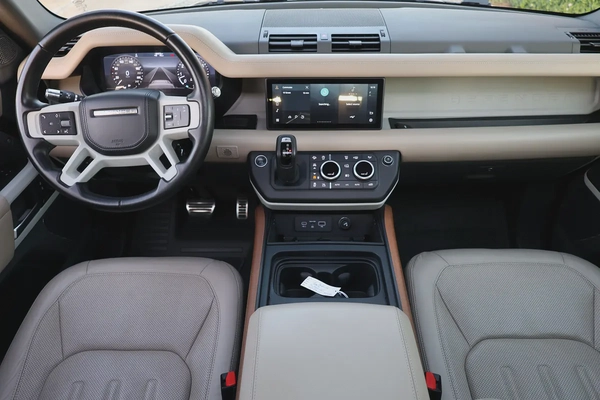 LAND ROVER DEFENDER 90 HSE ( P400 ) - GCC SPECS - ACCIDENT FREE - FULL SERVICE HISTORY -