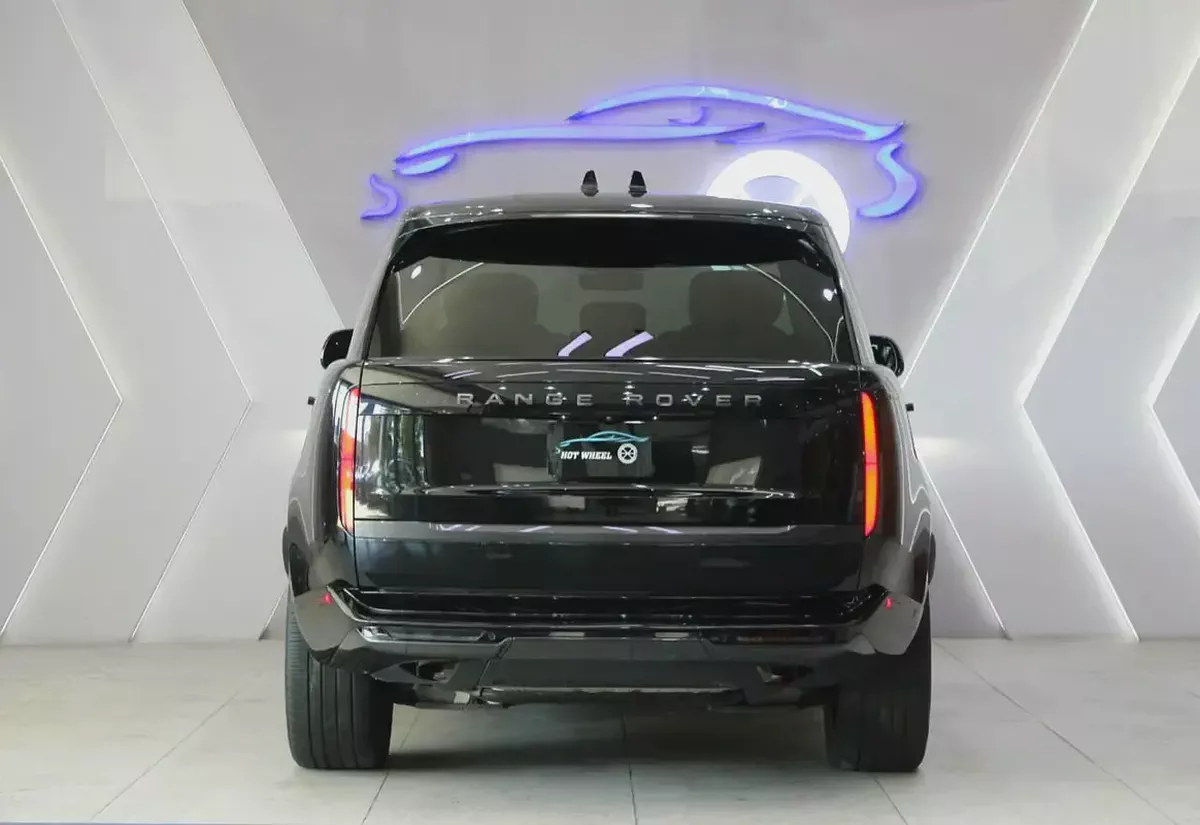 2024 - Range Rover Vogue Autobiography P550e - Hybrid for 444,000.00 AED-3-3