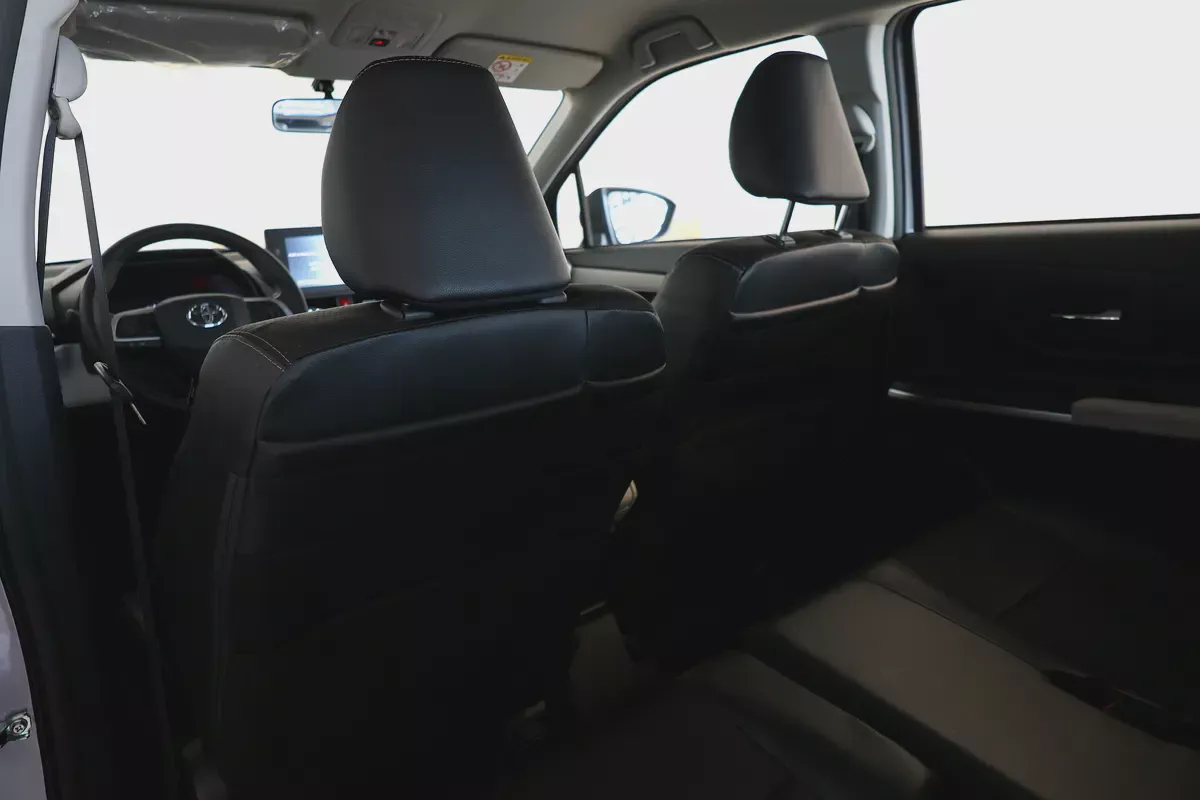 Toyota Veloz GX 2025 GCC Specs-16000km-brand new-14-14