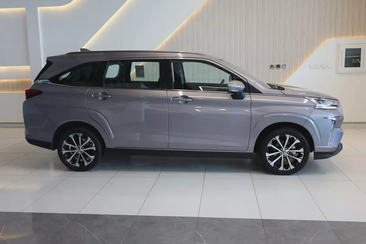 Toyota Veloz GX 2025 GCC Specs-16000km-brand new-4-4