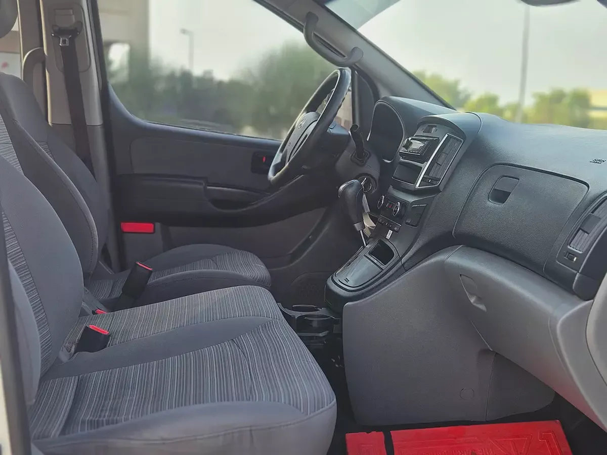 Hyundai H1 GL 2020 | GCC Specs | Low Mileage | Premium Condition Perfect For Business-9-9