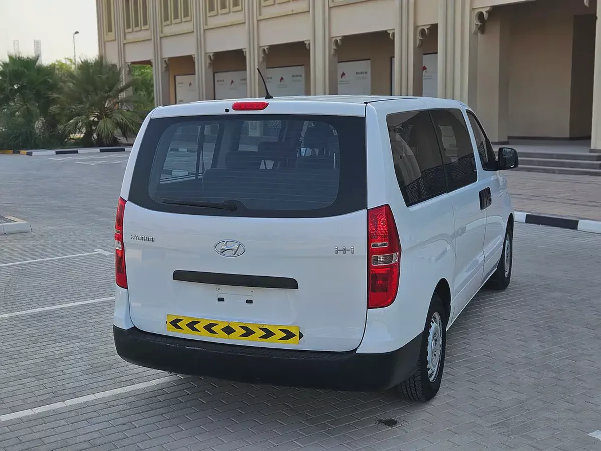 Hyundai H1 GL 2020 | GCC Specs | Low Mileage | Premium Condition Perfect For Business-18-18