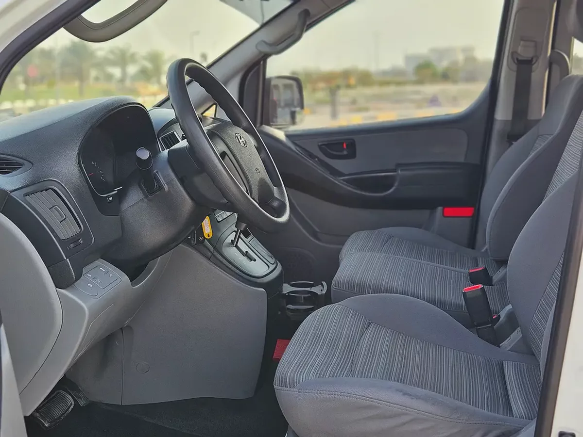 Hyundai H1 GL 2020 | GCC Specs | Low Mileage | Premium Condition Perfect For Business-8-8