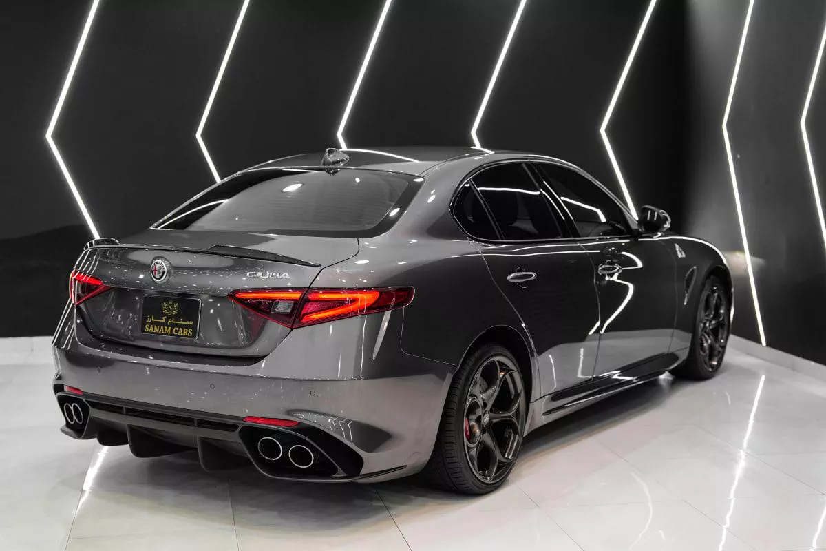 Alfa Romeo Giulia Quadrifoglio-12-12