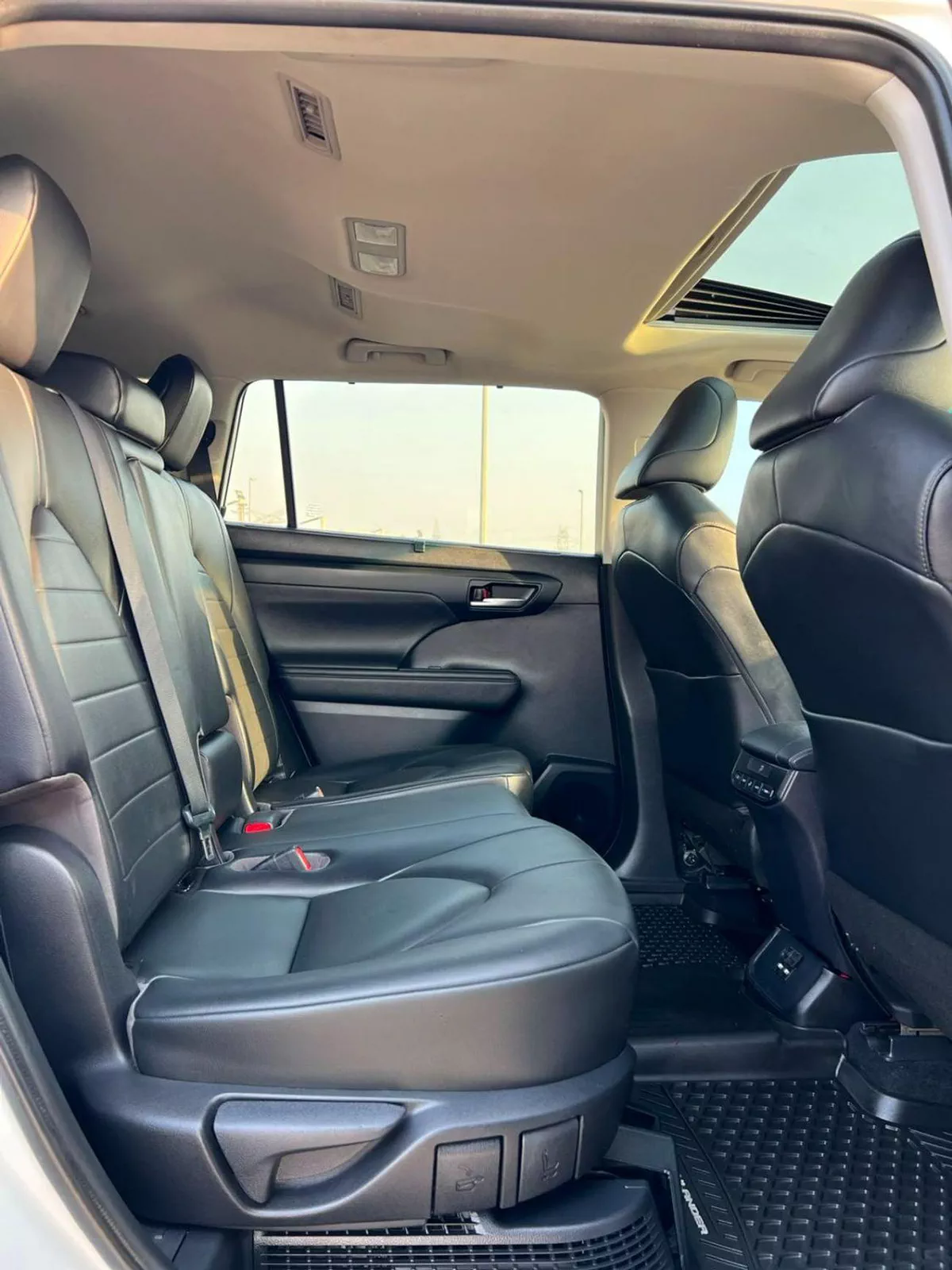 Toyota Highlander Xle 2020 Toyota Highlander Hybrid Full Option 2.5L V4 - Sunroof - Leather Seat - Rear Camera & Sensor --15-0