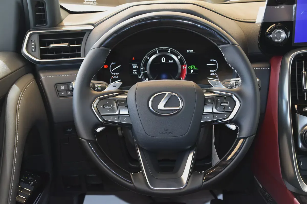 Lexus LX 600 Signature 2023 | GCC Specs | Full Option l AlFuttaim Warranty-12-12