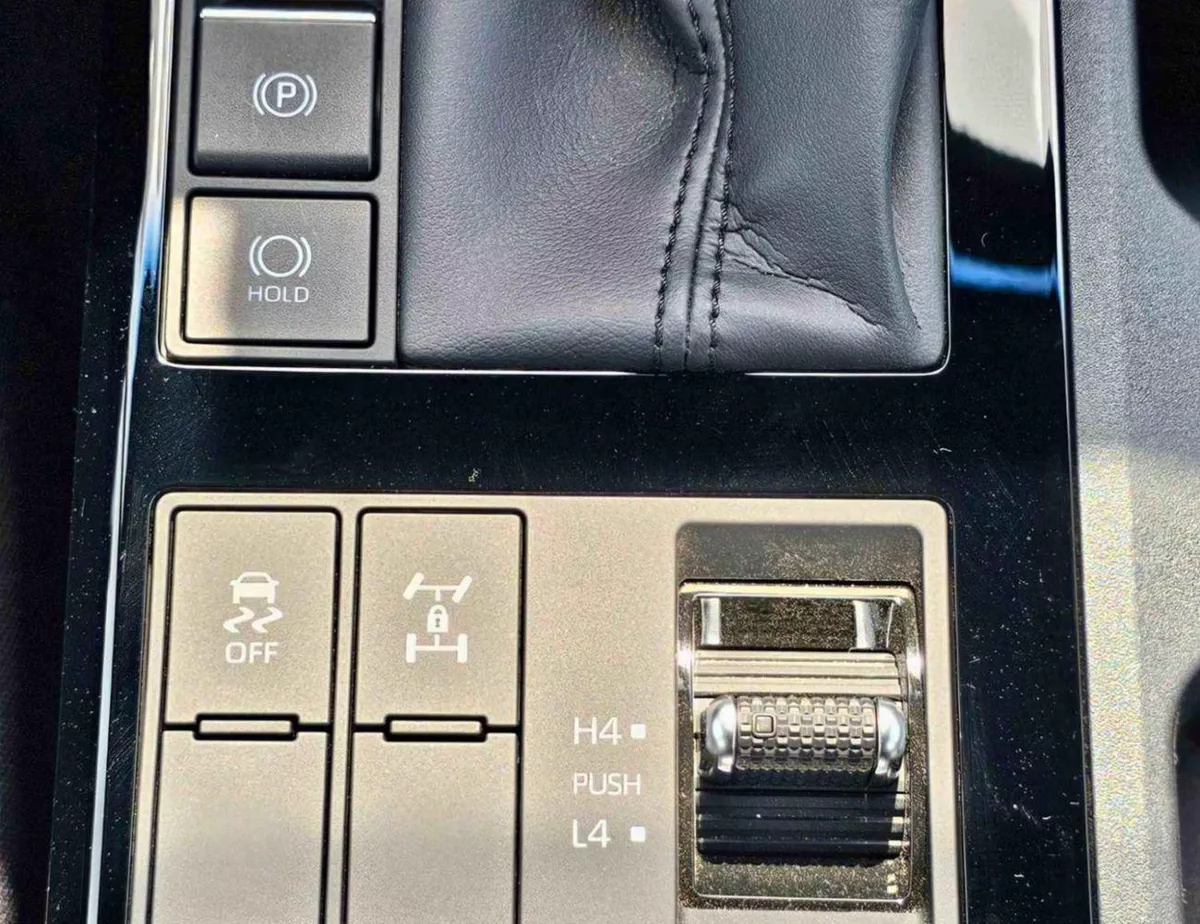 Toyota Prado VXR ALL ROUNDER || MID OPTION || 2.4L PETROL V4 || LETHAER WITH DRIVER PWR SEAT || COOL BOX (CODE#PP-24-0