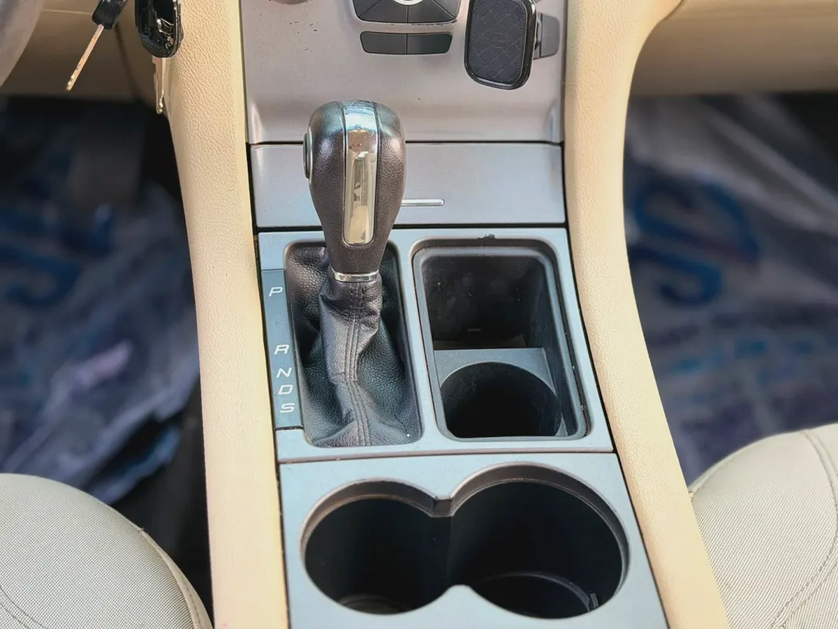Ford Taurus SE 2018 American Specs-13-13