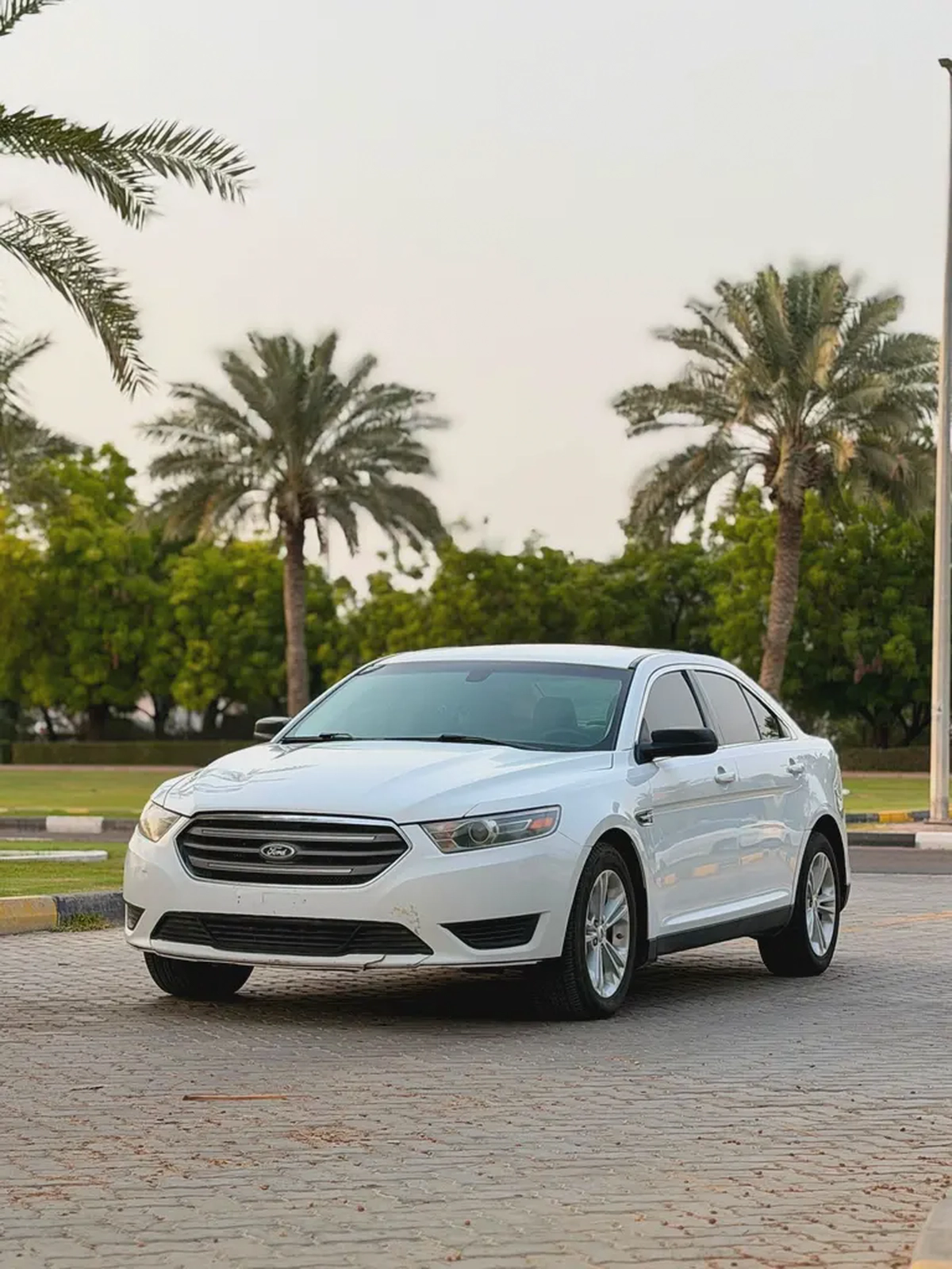 Ford Taurus SE 2018 American Specs