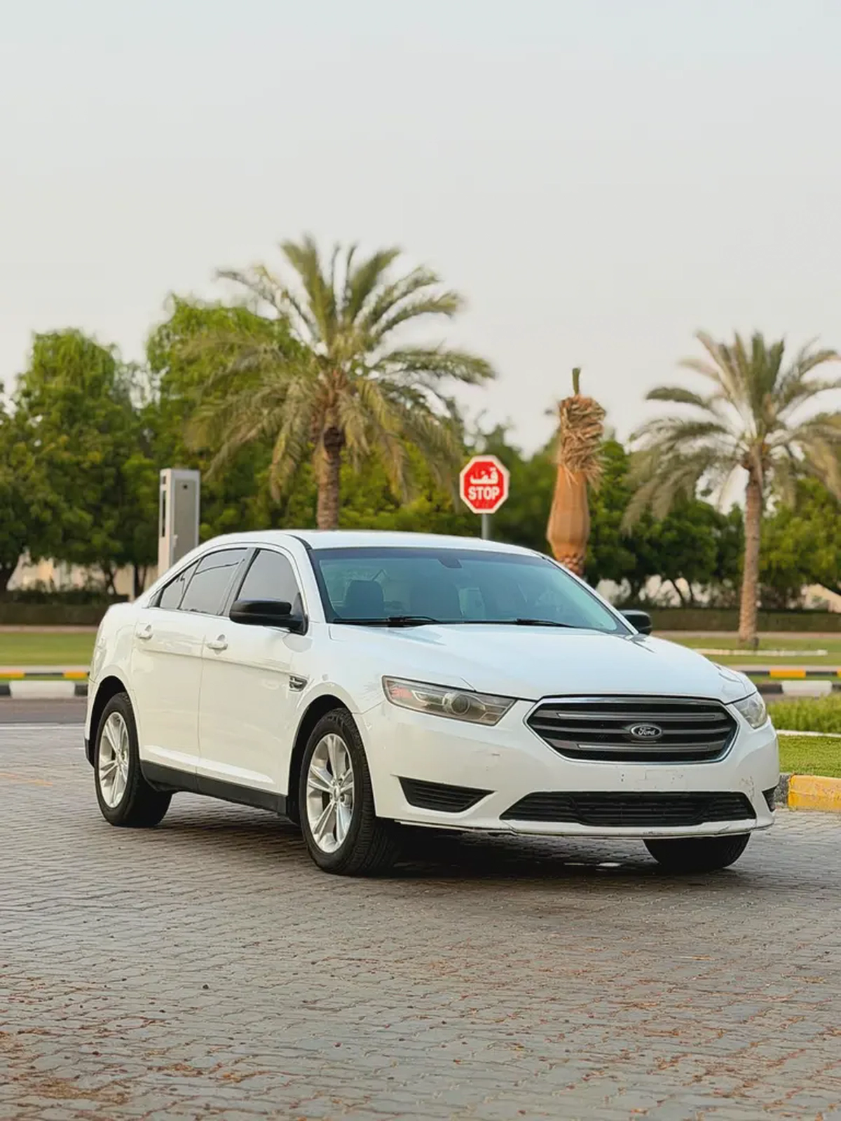 Ford Taurus SE 2018 American Specs-2-2