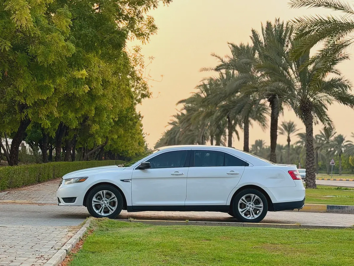 Ford Taurus SE 2018 American Specs-4-4