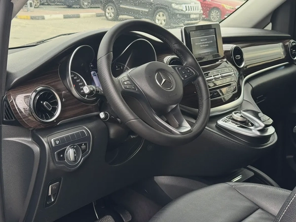 Mercedes V250 full options 360• cameras GCC specs free accident