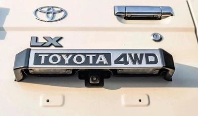 Toyota Land Cruiser 70 LX 2.8L LX 2.8L-5