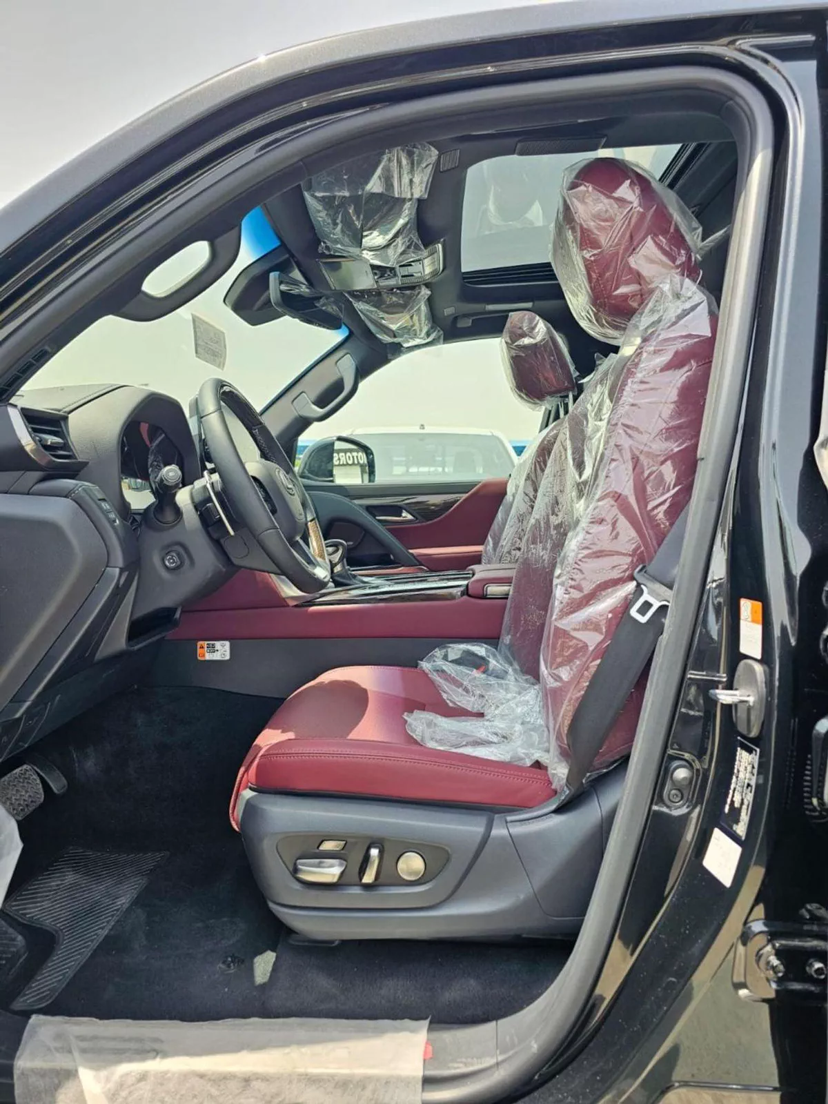 Lexus LX600 SIGNATURE || 3.5L V6 PETROL / RADAR / REAR ENTERTAINMENT SCREEN / HEADS UP DISPALY / COOL BOX (CODE-14-0