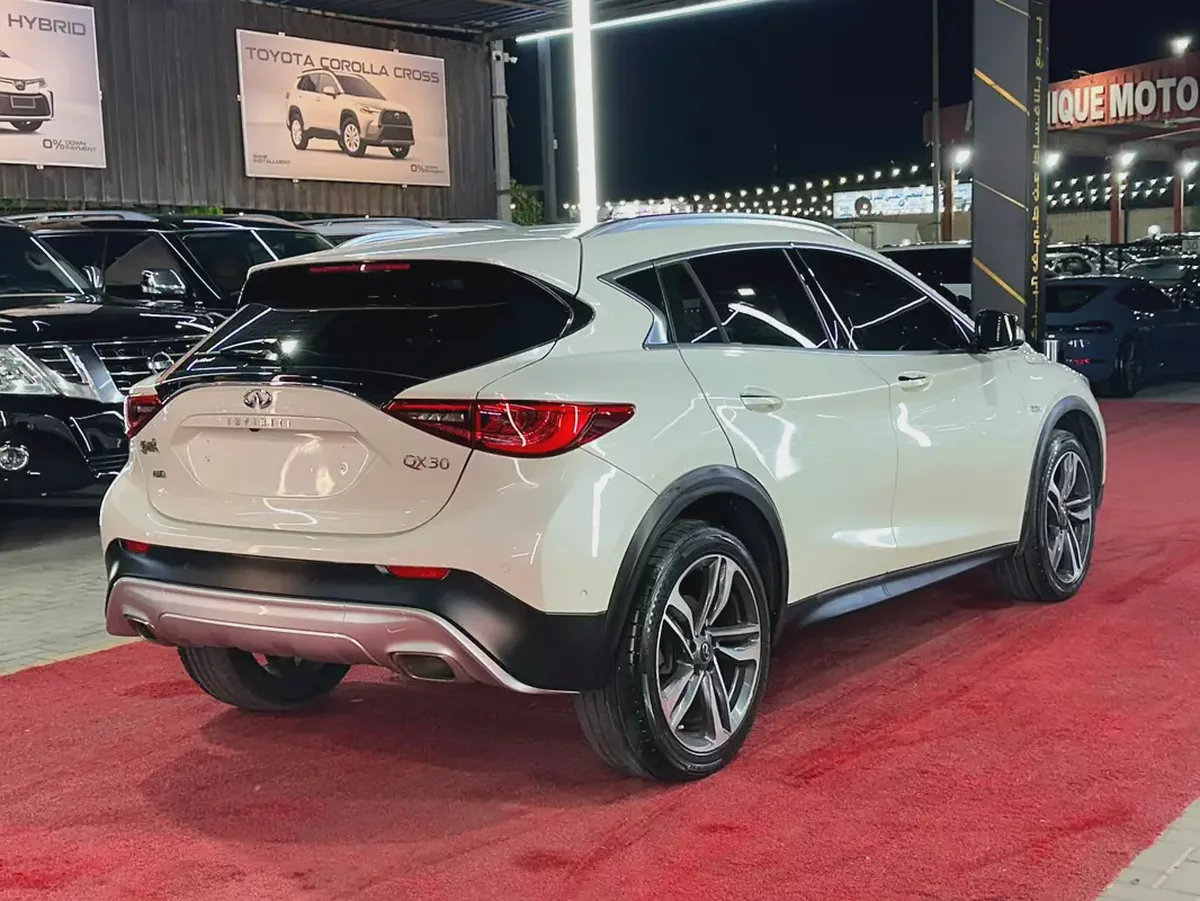 إنفينيتي QX30 موديل 2018 خليجي فل أوبشن محرك تيربو سقف بانوراما ونظام النقطة العمياء-7-7