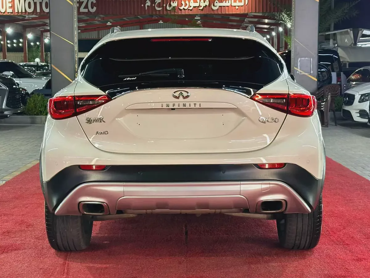 إنفينيتي QX30 موديل 2018 خليجي فل أوبشن محرك تيربو سقف بانوراما ونظام النقطة العمياء-8-8