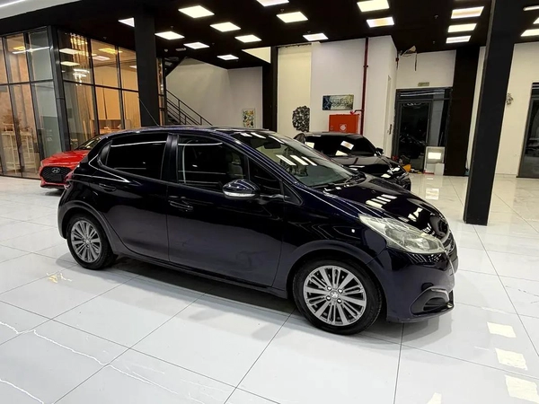 Peugeot 208 Active Plus 2016 - GCC Specs - Perfect City Car!