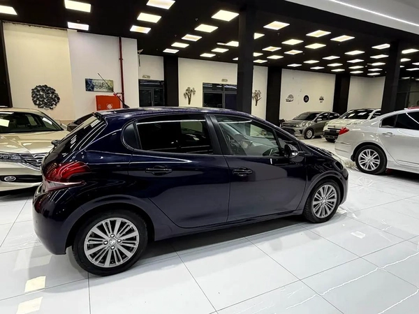 Peugeot 208 Active Plus 2016 - GCC Specs - Perfect City Car!