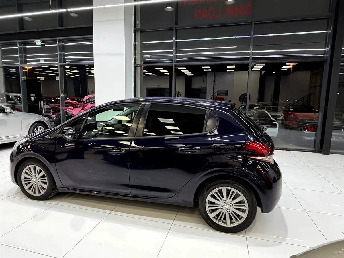 Peugeot 208 Active Plus 2016 - GCC Specs - Perfect City Car!-5-5