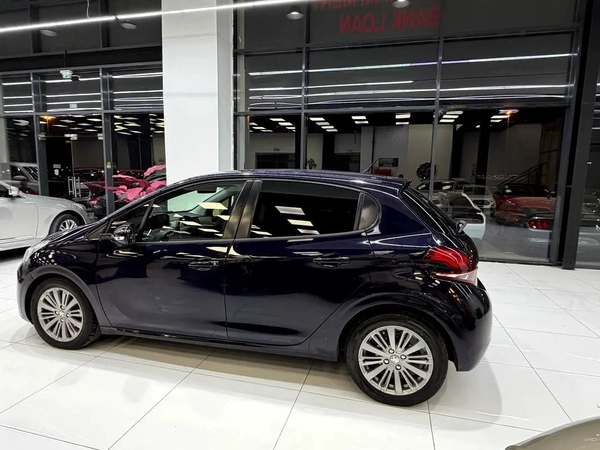 Peugeot 208 Active Plus 2016 - GCC Specs - Perfect City Car!