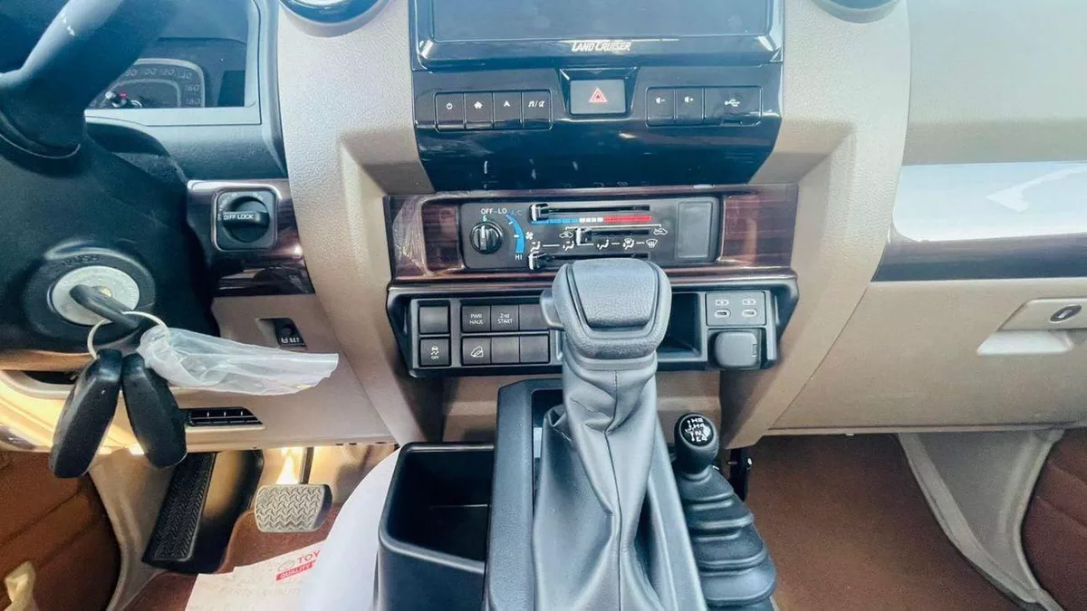 Toyota Land Cruiser Pick Up LC79 DOUBLE CABIN 70TH ANNIVERSARY 4.0 AUTOMATIC-7-0