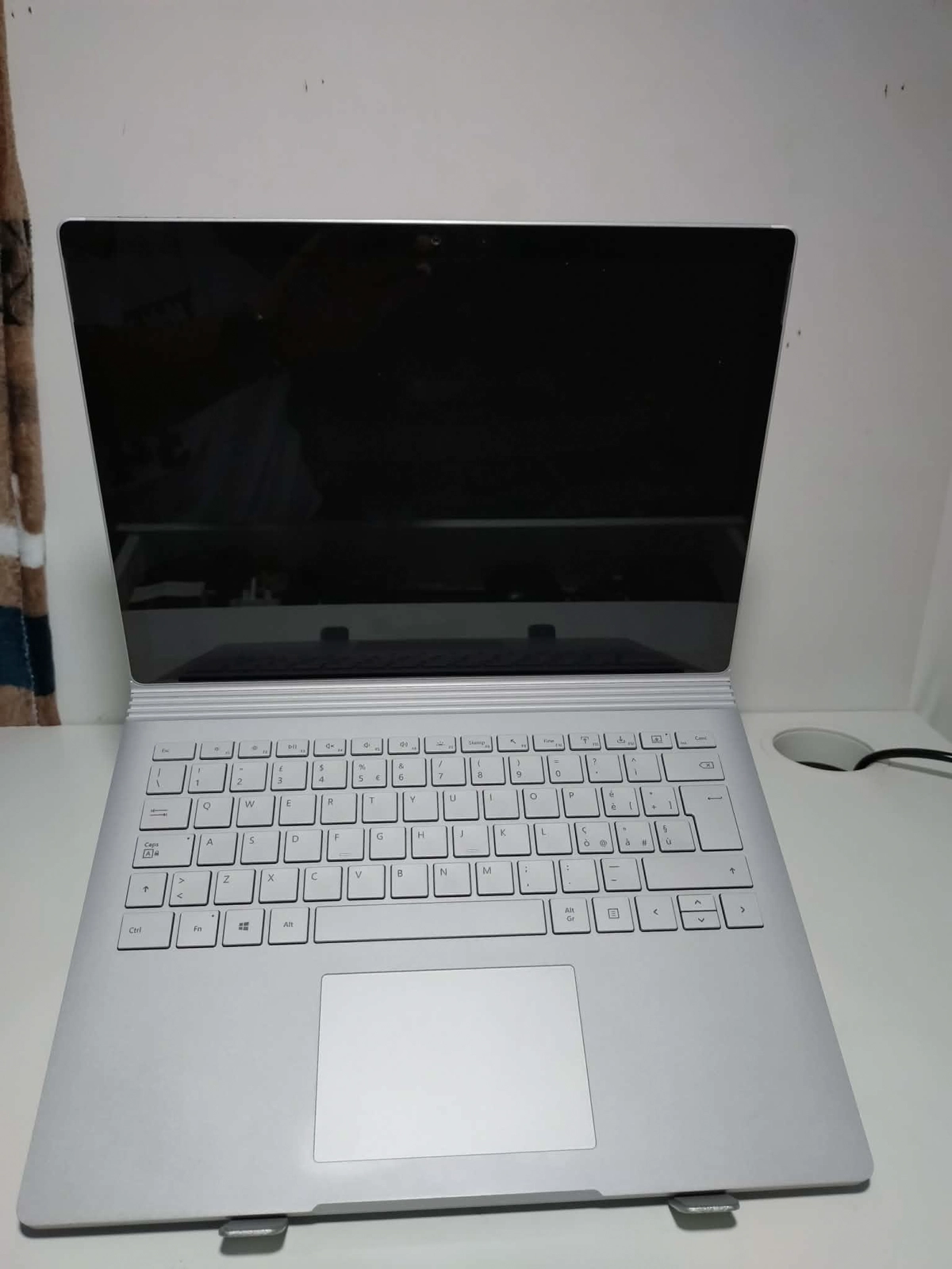 Microsoft Surface Book 2 13.5" | i7 8th Gen | 16GB RAM | 512GB SSD | GTX 1050 (2GB) – Clean & Excellent Battery-4-4