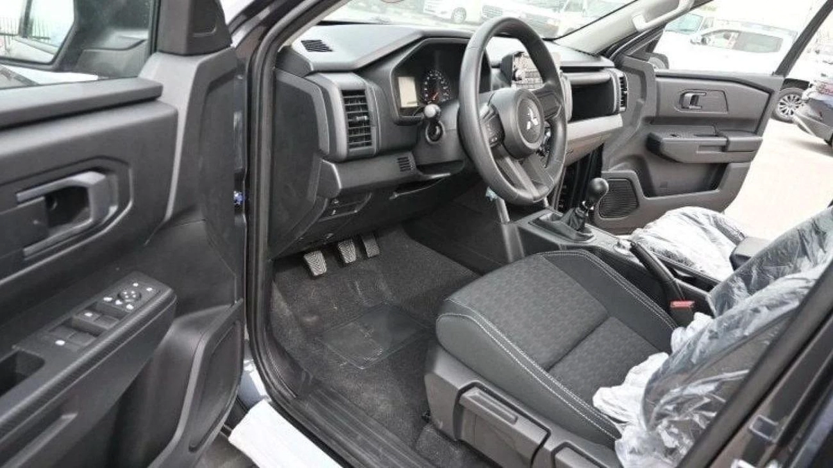 Mitsubishi L200 Mitsubishi L200 2.4L diesel M/T V4 MY 2024-3-3