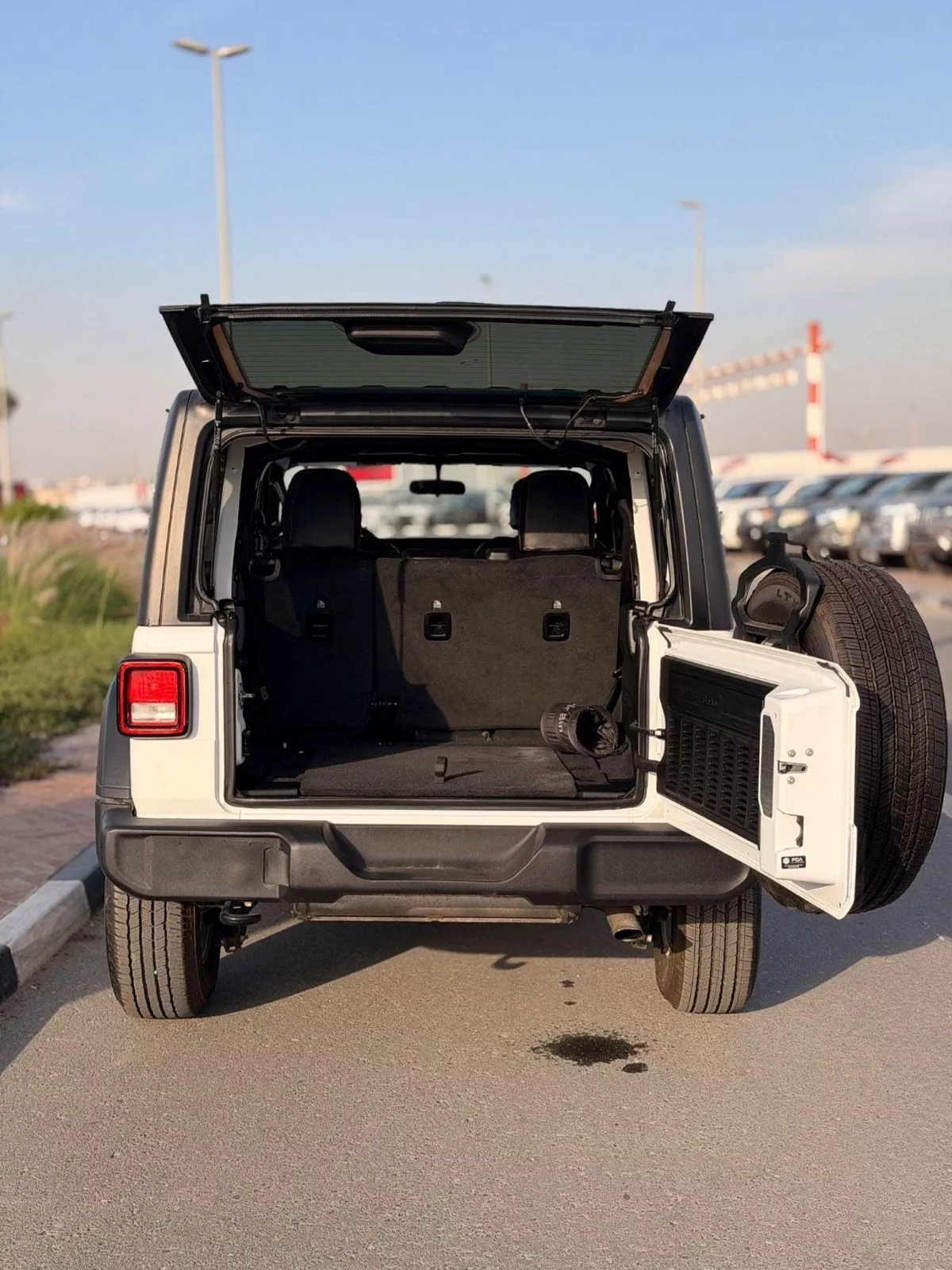 Jeep Wrangler Unlimited Sport 3.6L A/T (5 Seater)-18-0