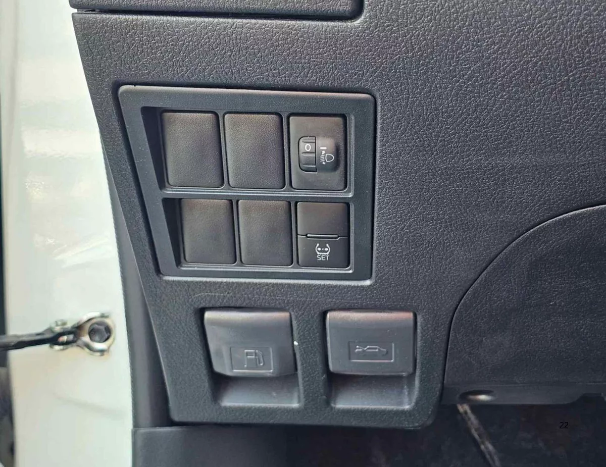 Toyota Hilux SINGLE CABIN TOYOTA HILUX NARROW BODY SINGLE CABIN || SHORT BODY | 3STR | 4 HOOKS | PETROL MT 2.7L V4 4X2 (CODE #-20-0