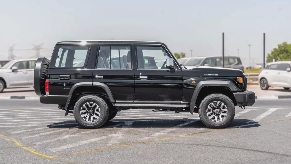 2026 Toyota Land Cruiser LC76 2.8L AT Diesel (Black-Brown)-1-1