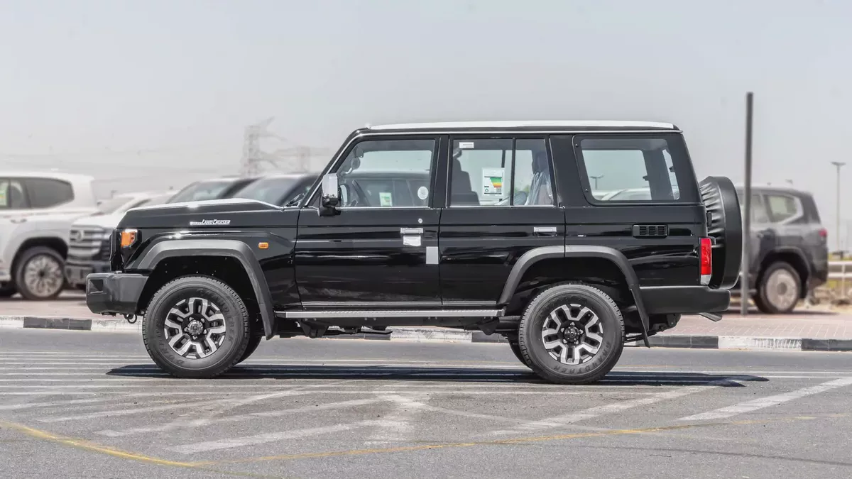 2026 Toyota Land Cruiser LC76 2.8L AT Diesel (Black-Brown)-2-2