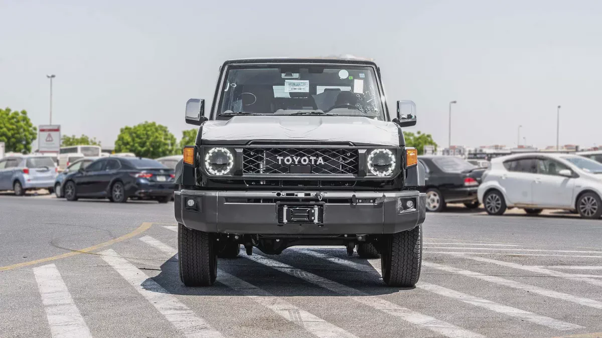 2026 Toyota Land Cruiser LC76 2.8L AT Diesel (Black-Brown)-3-3