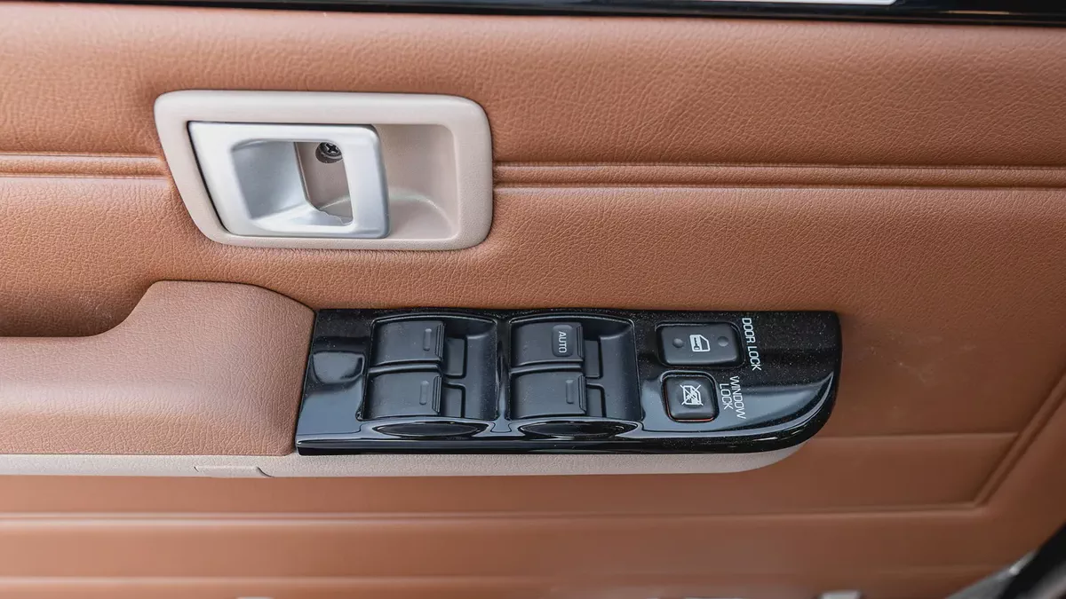 2026 Toyota Land Cruiser LC76 2.8L AT Diesel (Black-Brown)-8-8