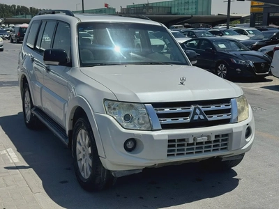 Mitsubshi pajero 2012 fullopshin white color GCc calen car-0