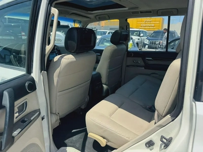 Mitsubshi pajero 2012 fullopshin white color GCc calen car-4