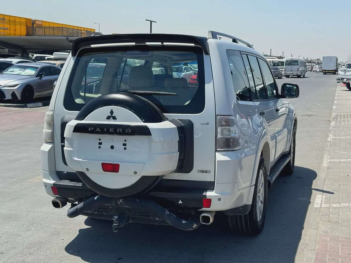 Mitsubshi pajero 2012 fullopshin white color GCc calen car