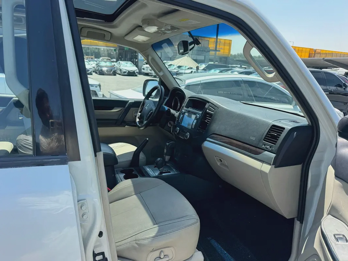 Mitsubshi pajero 2012 fullopshin white color GCc calen car