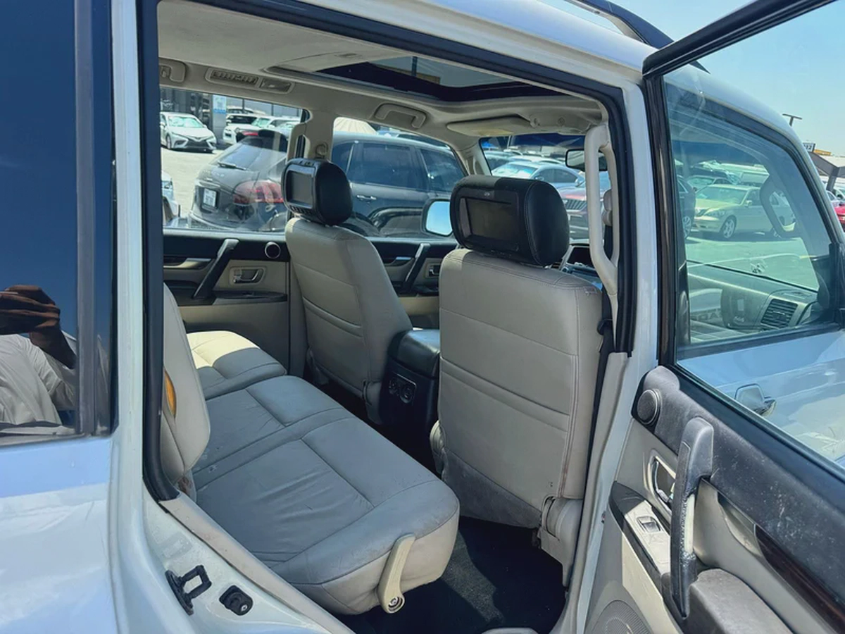 Mitsubshi pajero 2012 fullopshin white color GCc calen car