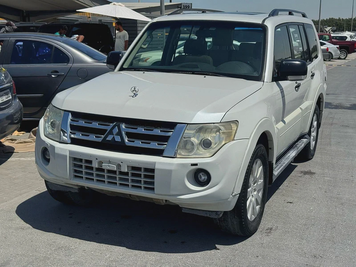Mitsubshi pajero 2012 fullopshin white color GCc calen car