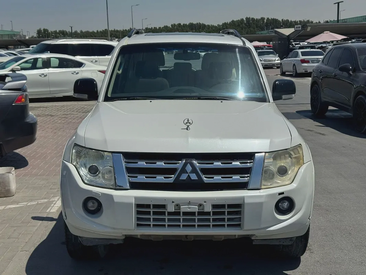 Mitsubshi pajero 2012 fullopshin white color GCc calen car