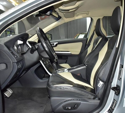 Volvo T6 AWD R-Design ( 2010 Model ) in Silver Color GCC Specs-3