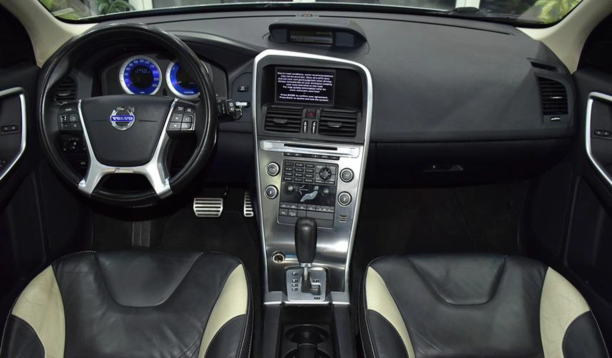 Volvo T6 AWD R-Design ( 2010 Model ) in Silver Color GCC Specs-10-10