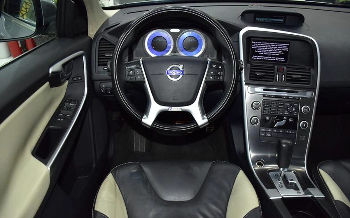 Volvo T6 AWD R-Design ( 2010 Model ) in Silver Color GCC Specs-8-8