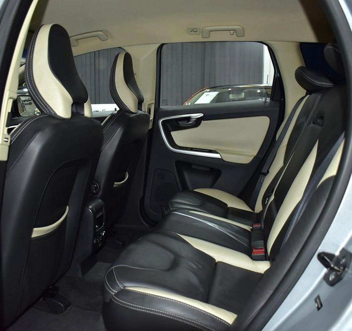 Volvo T6 AWD R-Design ( 2010 Model ) in Silver Color GCC Specs-6-6