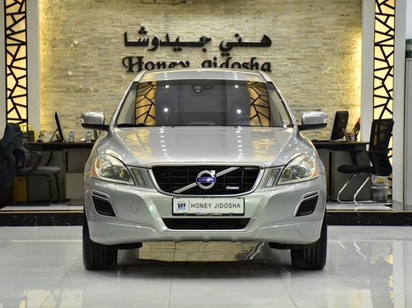 Volvo T6 AWD R-Design ( 2010 Model ) in Silver Color GCC Specs