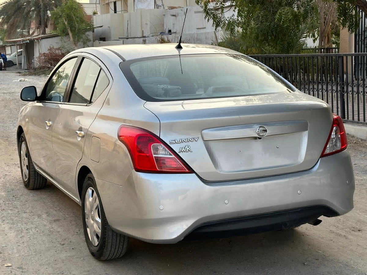 Nissan Sunny Sedan-3-3