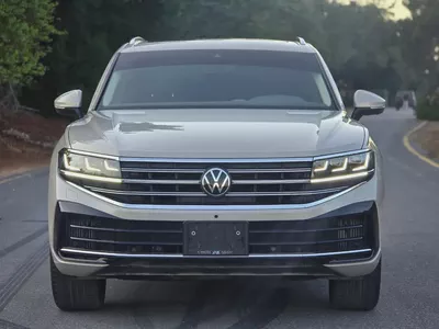 Volkswagen Touareg 2024 Comfortline GCC Specs | Under warranty | Perfect condition | Original paint-1