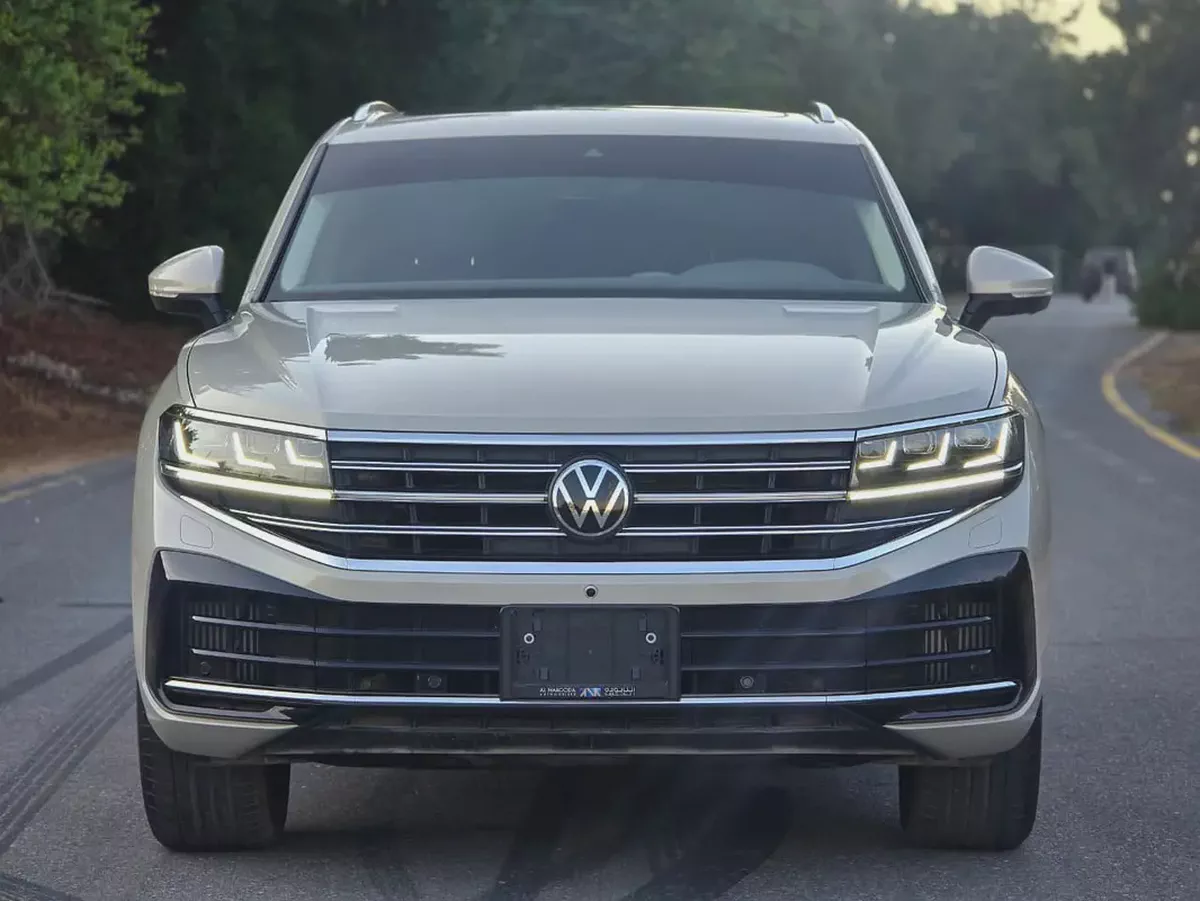 Volkswagen Touareg 2024 Comfortline GCC Specs | Under warranty | Perfect condition | Original paint-1-1