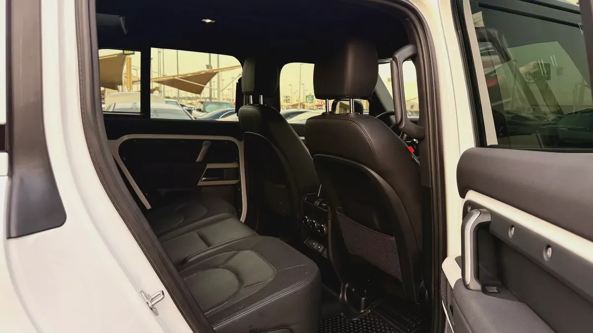 2023 Land Rover Defender 110 X-Dynamic SE P400-10-10
